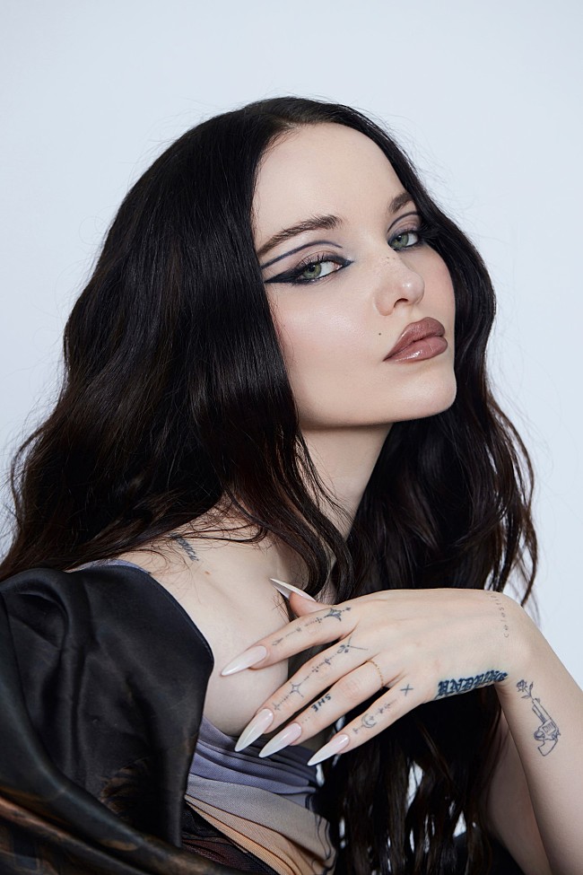 「ダヴ・キャメロン、デビュー作の世界観を象徴するダークな新曲「リーサル・ウーマン」公開」1枚目/2