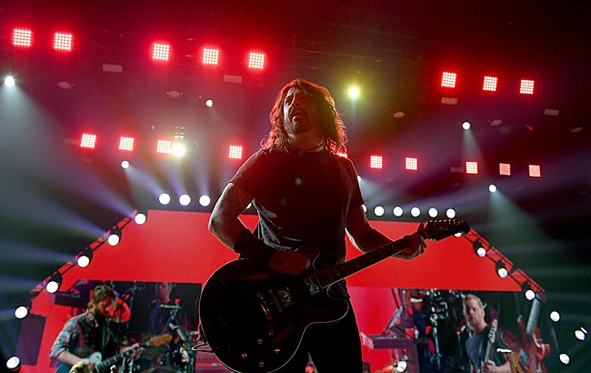 「フー・ファイターズ、米TV番組『SNL』でH.E.R.とコラボ＆『オズの魔法使い』コスプレ披露」1枚目/1