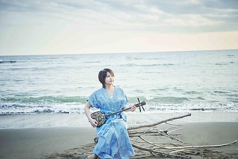「夏川りみ、平松賢人主演映画『右へいってしまった人』主題歌「春夏秋冬」歌唱＆本人役で特別出演決定」1枚目/1