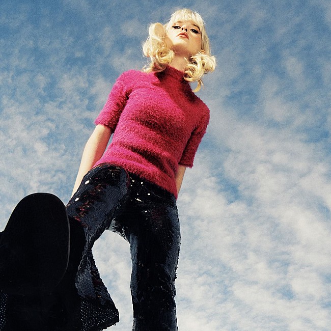 「メイジー・ピーターズ、全英No.1AL『ザ・グッド・ウィッチ』に新曲6曲を追加したDX版リリース」1枚目/1