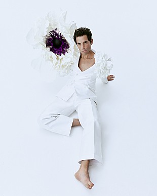 「MIKA、キャリア初の全編フランス語ALから「アポキャリプス・カリプソ」先行配信」