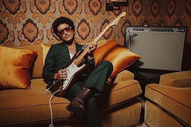 「ブルーノ・マーズ、フェンダーから限定シグネイチャー・ギターが発売」1枚目/4