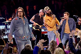 「ポスト・マローン／モーガン・ウォレン／ハーディ、【CMAアワード】で共演し故ジョー・ディフィーを偲ぶ」