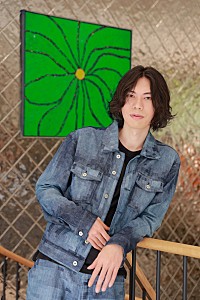 米津玄師、カサロエベ表参道に来訪 自身が出演したFW23メンズ