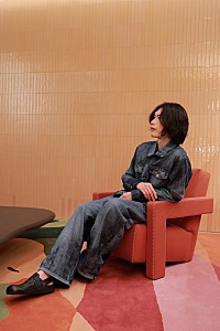 米津玄師、カサロエベ表参道に来訪 自身が出演したFW23メンズ