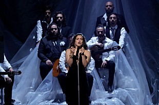 「【2023ラテン・グラミー賞】ロザリア、美しいバラードで授賞式のオープニングを飾る」