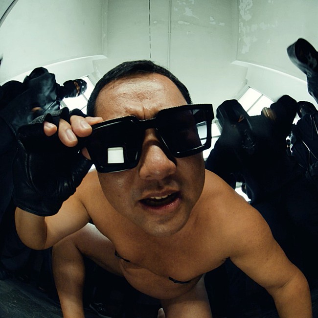 「とにかく明るい安村、MC TONY「PANTS」のMVが100万再生突破　記念に別バージョンをリリース」1枚目/2