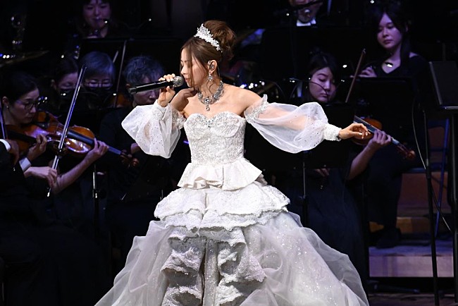 「＜ライブレポート＞全国4都市を巡るシンフォニック・コンサート、いよいよ開幕　デビュー25周年を迎える倉木麻衣が魅せた、笑顔と涙のパフォーマンス」1枚目/2