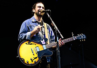 「ノア・カハン、オリヴィア・ロドリゴの「レイシー」を『ライブ・ラウンジ』でカバー」