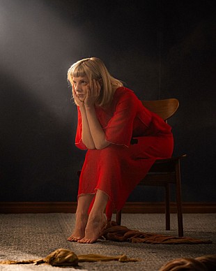 「オーロラ、“自分の感情を振り返る孤独なプロセスを視覚化”した「Your Blood」MV公開」