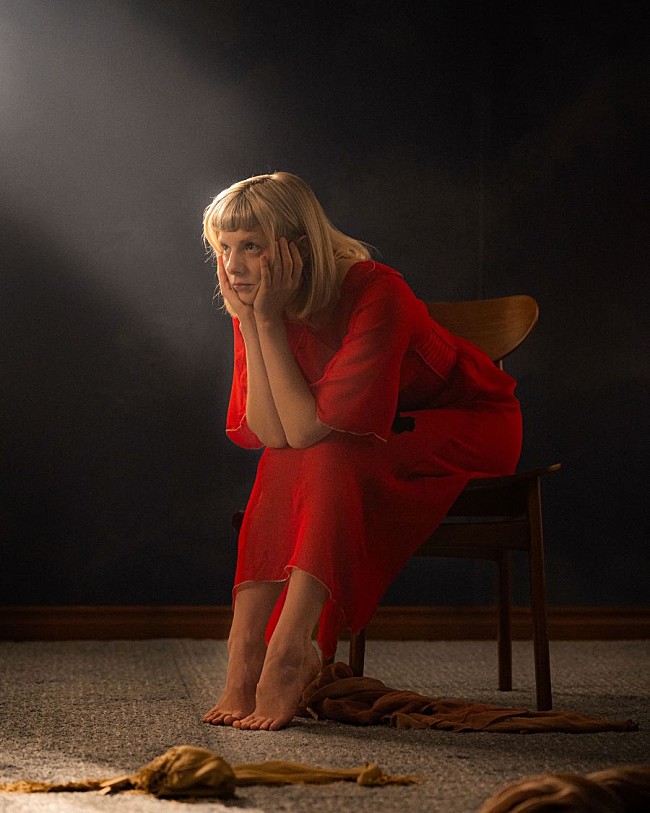 「オーロラ、“自分の感情を振り返る孤独なプロセスを視覚化”した「Your Blood」MV公開」1枚目/3