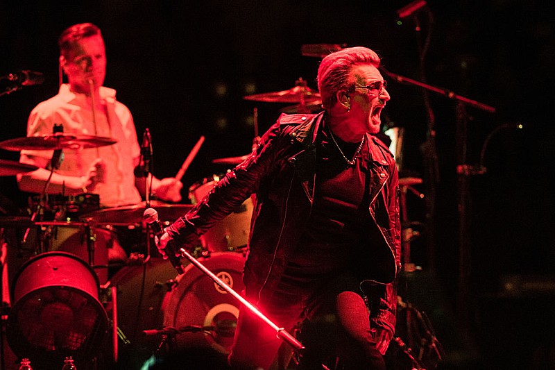 Ｕ２「U2、ザ・ポーグス「A Rainy Day in Soho」をカバーし故シェイン・マガウアンを追悼」1枚目/1