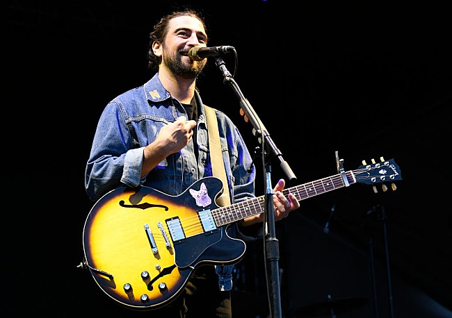 「ノア・カハン、『SNL』で「ダイアル・ドランク」「スティック・シーズン」を披露」1枚目/1