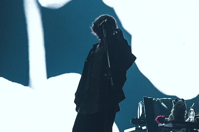 「＜ライブレポート＞Eve、自身最大規模のワンマンで観客と巻き起こした“花嵐”」1枚目/19