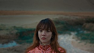 「あいみょん、無機質な空間や砂丘で「あのね」歌うMV公開」