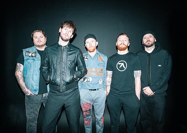 「ホワイル・シー・スリープス、2024年3月発売のニューALより「DOWN」公開」1枚目/2