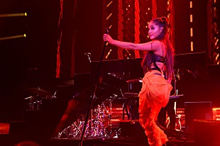 「アリアナ・グランデ、新曲のリリースを示唆するスタジオでの写真を公開」