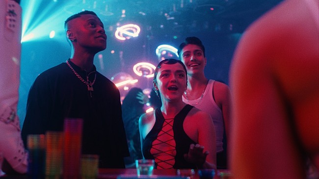 「The xxのロミー、メイジー・ウィリアムズ主演の「She&#039;s On My Mind」MV公開」1枚目/4