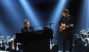 「エド・シーラン＆エルトン・ジョン、サッカー・チームのアグリー・クリスマス・セーターをお互いに贈る」