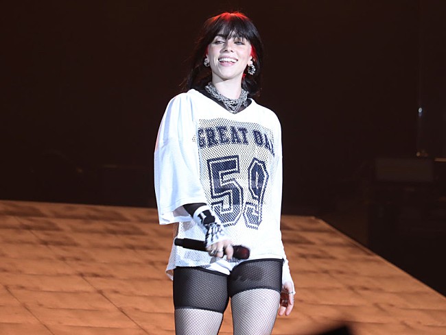 「ビリー・アイリッシュ、『SNL』で保護猫の里親を募集するダジャレ満載のコント出演＆パフォーマンス披露」1枚目/1