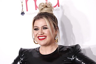 「ケリー・クラークソン、ジェイソン・モモアとホリデー・ソングを熱唱」