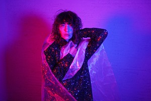 The xxのロミー、来日公演のサポート・アクト決定＆フジロックのライブ