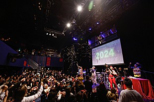 「＜ライブレポート＞アレステッド・ディベロップメント、圧巻のグルーヴ＆エネルギーでヒップホップ50周年を締めたカウントダウンライブ」