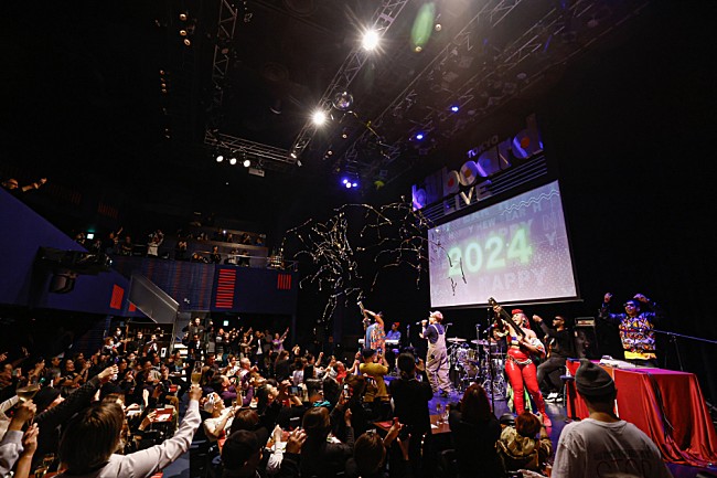 「＜ライブレポート＞アレステッド・ディベロップメント、圧巻のグルーヴ＆エネルギーでヒップホップ50周年を締めたカウントダウンライブ」1枚目/10