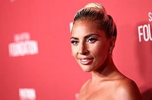 「レディー・ガガ、スタジオで作業する様子を公開」