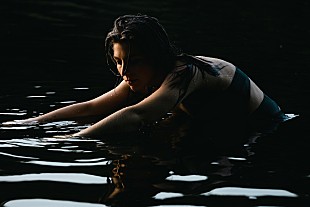 「ジュリア・ホルター、ニューALの核となる新曲「Spinning」公開」