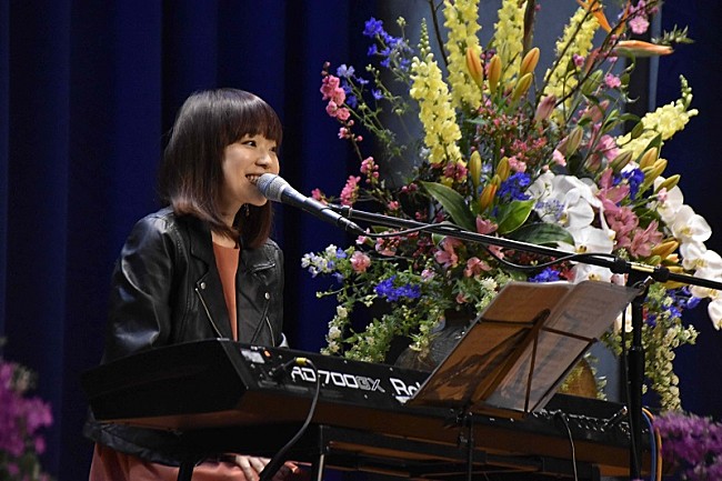 「川嶋あい本人が「旅立ちの日に…」を歌う卒業式サプライズライブ企画が今年もスタート」1枚目/4