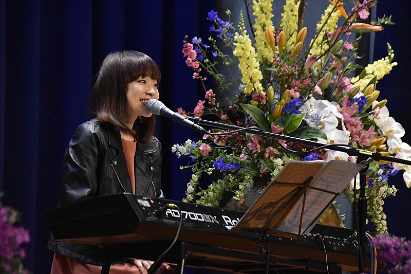 「川嶋あい本人が「旅立ちの日に…」を歌う卒業式サプライズライブ企画が今年もスタート」1枚目/4