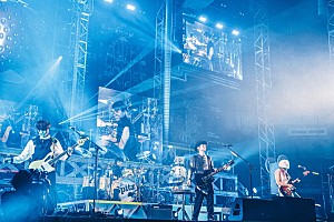 ライブレポート＞スピッツの音楽は色褪せない――新旧ナンバーで彩る