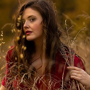 「ヘイリー・ロレン、モーズ・アリソンのカバー「Stop This World」配信リリース＆ニューAL発売決定」