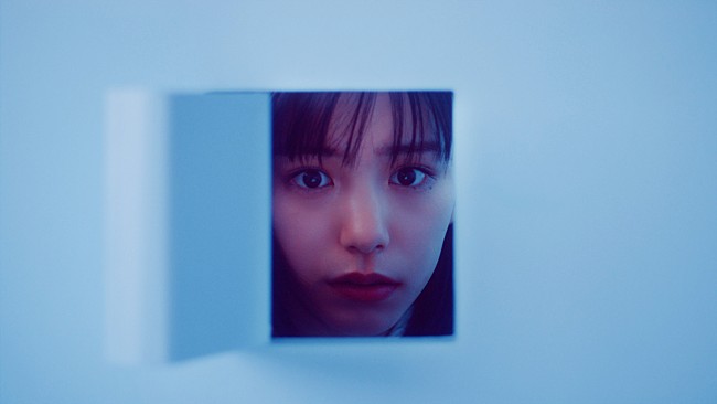 「Uru、當真あみが出演した「アンビバレント」MVが公開決定」1枚目/11