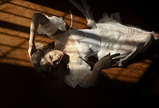 「オーロラ、「ザ・コンフリクト・オブ・ザ・マインド」MV公開「語り合うことは、癒す上で大切」」