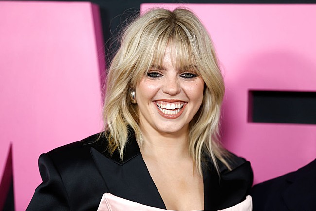 「レネー・ラップ、『SNL』初出演にミーガン・ザ・スタリオン／レイチェル・マクアダムスがサプライズ登場」1枚目/1