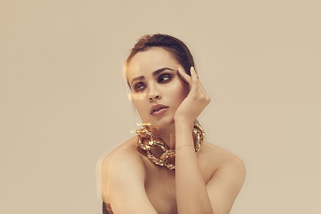 「ソフィア・カーソン、新曲「I Hope You Know」で恋に落ちたときの感情の渦を表現」1枚目/2