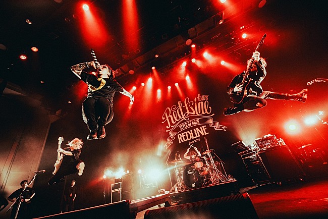 「＜ライブレポート＞The BONEZ×SiM、対極ながら似た者同士が激しくぶつかり合った【REDLINE TOUR 2023】」1枚目/16