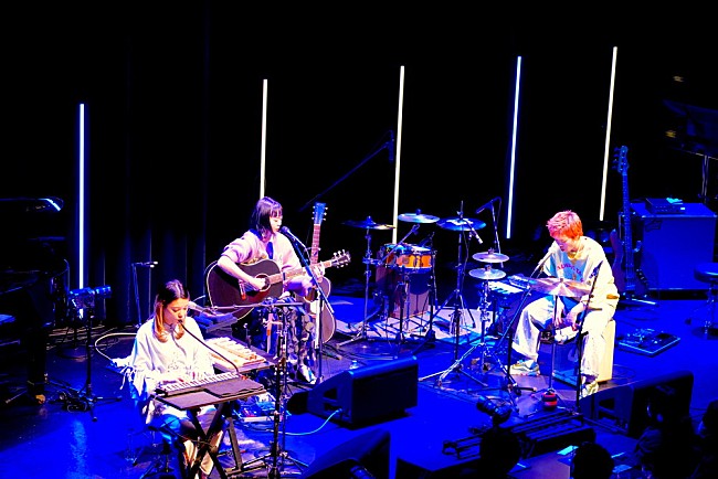 「SHISHAMO初のアコースティック・ライブがスペシャル版として配信決定」1枚目/9