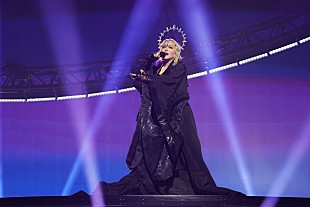 「マドンナ、これまでライブ披露したことがなかった全米No.1曲をシカゴ公演で一部披露」