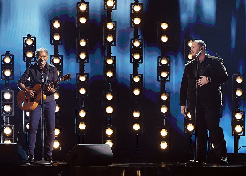 「【第66回グラミー賞授賞式(R)】ルーク・コムズ、憧れのトレイシー・チャップマンと夢のステージ」1枚目/1