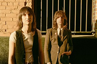 「ザ・レモン・ツイッグス、万華鏡のような新曲「They Don't Know How To Fall In Place」公開」