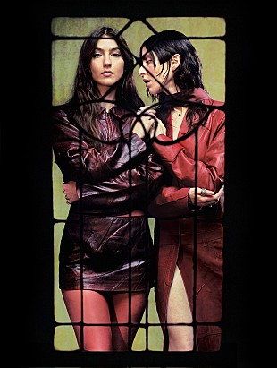 「キャロライン・ポラチェック、ワイズ・ブラッドをフィーチャーした「Butterfly Net」新ver.解禁」