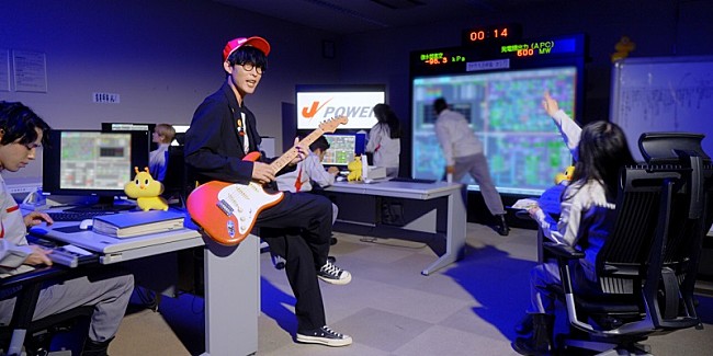 「オーイシマサヨシ、発電所や巨大ダムで歌い踊る「エレクトリックパレード」MV公開」1枚目/2