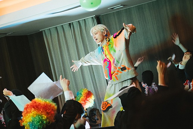 「『SKY-HI「ヒッピー （Prod. Ryosuke &quot;Dr.R&quot; Sakai） -Music Video-」』撮影スチール」3枚目/4