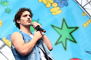 「＜インタビュー＞ベンソン・ブーンが語る、米ビルボード“Global 200”No.1曲「Beautiful Things」をインスパイアした“恐怖”」