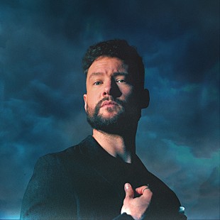 「カラム・スコット、壮大なスケールのラブ・ソング「Lighthouse」のMV公開」