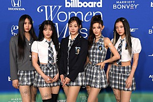 2024ビルボード・WIMアワード】NewJeans、完璧なシンクロ・ダンスで