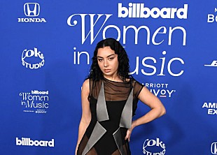 「【2024ビルボード・WIMアワード】チャーリーXCX、故SOPHIEに捧げる新曲「So I」を初披露」